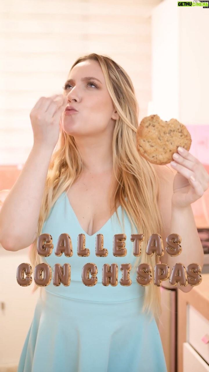 Valentina de Abreu Instagram - LAS MEJORES galletas con chispas de chocolate 🍪🤤 Ingredientes: -150gr: azúcar morena: -50gr azúcar blanca -170gr margarina Una pizca de sal 1cda vainilla 250gr Harina de trigo 1 cdita polvo de hornear 180gr de chocolate (mientras más mejor 😂😂) yo le puse chocolate negro, blanco y con leche Almendras al gusto #valentinadeabreu #lachama #galletas #chocolatechip #chocolatechipcookies #disney #recipe #postre #recetas