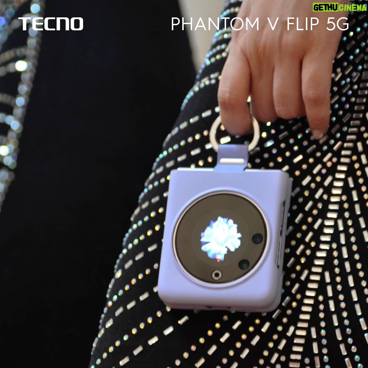Valentina de Abreu Instagram - ¿Quieres ganarte un Tecno Phantom V Flip 5G como el mío por Navidad? 🎄😍📱 Solo debes seguir los siguientes pasos: 1. Seguir a la cuenta de @tecnomobileecuador en IG 2. Darle like al post del giveaway y mencionar a 3 amigos 3. Sube una Foto glamorosa a tu perfil de IG con el #mitecnophantomec 4. Etiqueta a @tecnomobileecuador en tu publicación La foto más glamorosa tendrá más oportunidades de ganar, mucha suerte! #tecno #giveaway #celular #sorteo #navidad #glamour