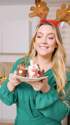 Valentina de Abreu Instagram - El chocolate caliente más bonitoooo 😍🎄🍫 

El chocolate te recomiendo que lo calientes en el microondas en intervalos de 20s para que no se te queme. 

Prepáralo a las personas que más quieres 💕 seguro les encantará 🤤💕

#chocolatecaliente #valentinadeabreu #lachama #navidad #feliznavidad #merrychristmas