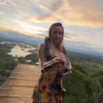Valentina de Abreu Instagram - Que viaje tan mágico 🌿🐛 Me siento tan bendecida por todas las experiencias que viví, hubo muchísimas cosas lindas y muchas otras que me dieron miedo, pero quise vivir la experiencia amazónica al máximo😍 Aquí un pequeño resumen, pero desde tocar serpientes, comer gusanos, lanzarme de un columpio gigante y demás. #amazonia #ecuador #vzla #lachama #puyo #selva #indigenas #chontacuro #serpiente #comiungusano