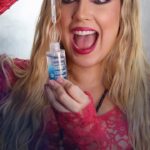 Valentina de Abreu Instagram - Hazle caso a la bruja 🧙🏻‍♀️ que tiene más de 300 años y se ve así con @neutrogena.ec ✨ 1- NO DUERMAS CON MAQUILLAJE 🧟‍♂️, desmaquíllate con el agua Micelar Hydro Boost 7 en 1 💦. 2- Comienza tu hidratación con el serum de doble molécula de ácido hialuronico. 3- Sella la hidratación con el gel hidratante de Hydro Boost🧖🏼‍♀️ 4- Nunca te olvides del bloqueador solar ☀️ este es el Sunfresh derm care 😍 Happy Halloween 🎃 🧛🏻 #NoEsMitoEsCiencia #HydroBoost #halloween #terror #nochedebrujas #valentinadeabreu #lachama #skincare #abrakadabra #neutrogena