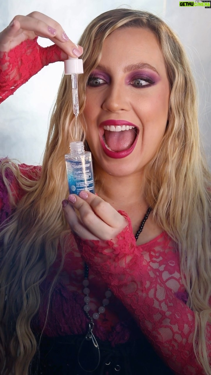 Valentina de Abreu Instagram - Hazle caso a la bruja 🧙🏻♀️ que tiene más de 300 años y se ve así con @neutrogena.ec ✨ 1- NO DUERMAS CON MAQUILLAJE 🧟♂️, desmaquíllate con el agua Micelar Hydro Boost 7 en 1 💦. 2- Comienza tu hidratación con el serum de doble molécula de ácido hialuronico. 3- Sella la hidratación con el gel hidratante de Hydro Boost🧖🏼♀️ 4- Nunca te olvides del bloqueador solar ☀️ este es el Sunfresh derm care 😍 Happy Halloween 🎃 🧛🏻 #NoEsMitoEsCiencia #HydroBoost #halloween #terror #nochedebrujas #valentinadeabreu #lachama #skincare #abrakadabra #neutrogena