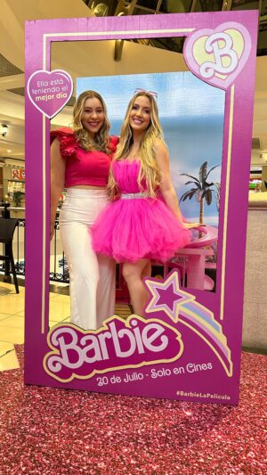 Valentina de Abreu Instagram - Fuimos al preestreno oficial de Barbie y estoy muy emocionada 🥹💕 fue perfecto 👱🏻‍♀️💅🏼 mi niña interior esta muy feliz 😍

#barbie #cine #peliculabarbie #actriz #valentinadeabreu #lachama #pink #rosa