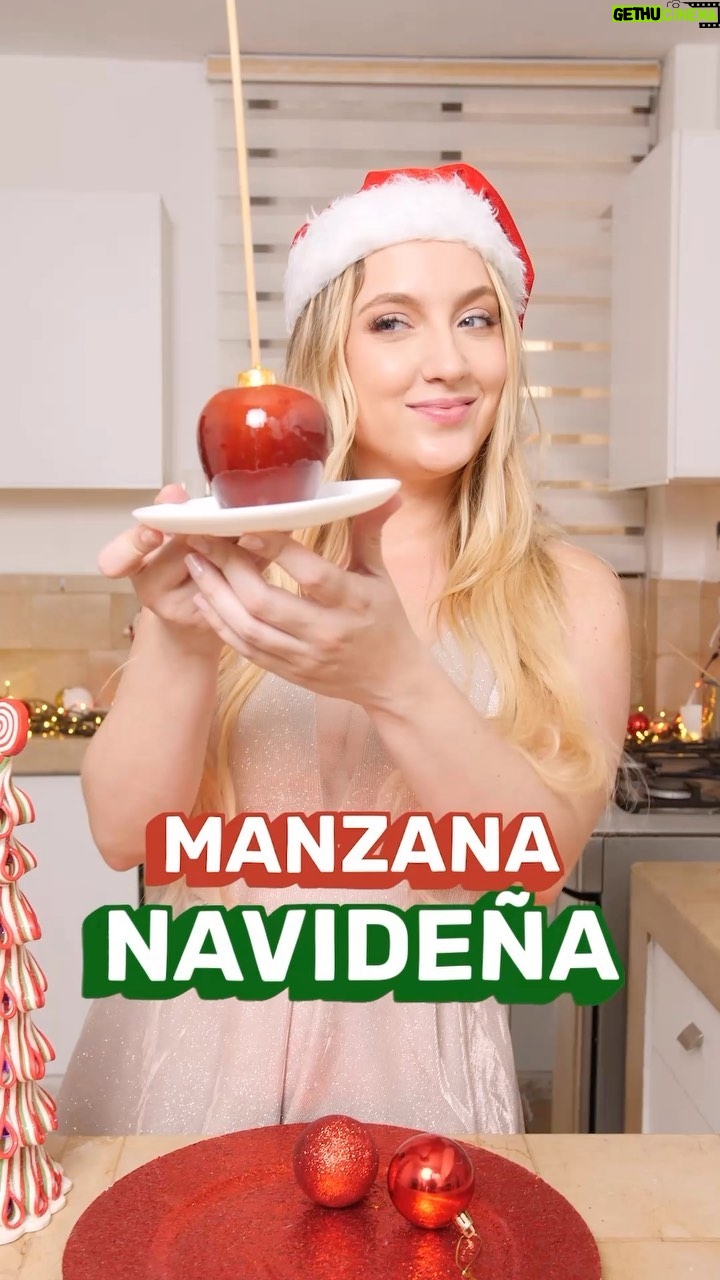 Valentina de Abreu Instagram - Cerramos el año con recetita 🍎🎁 Manzanas acarameladas 🤤 Consejos: Mueve constantemente el caramelo para que no se pegue, ni se queme. Deja que hierva y cuando cree burbujas grandes es que ya está listo ✅ 🍎 #navidad #felizaño #feliznavidad #merrychristmas #lachama #valentinadeabreu #manzana #manzanasacarameladas #gye #ecuador #vzla #venezuela #recetanavideña #receta #postre