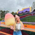 Valentina de Abreu Instagram - Si la vida te da un algodón de azúcar gigante 🍥🍬 tómate fotos 🥹💕 jajajaja Conocí Vulcano Park en Quito 😂 y me volví a sentir chiquita 🤩 han ido? #quito #ecuador #parquedediversiones #parque #sugar #algodondeazucar #valentinadeabrey #lachama