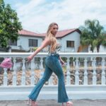 Valentina de Abreu Instagram - Saca esa luz que llevas dentro, eres parte del universo y puedes brillar más que una estrella 💫 🥹 Fotazas de @marcoduchely 📸 Top 🪩 @kjhandmade_ec amooo #brilla #universo #valentinadeabreu #lachama #topespejo