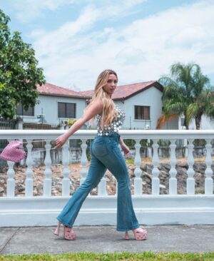 Valentina de Abreu Instagram - Saca esa luz que llevas dentro, eres parte del universo y puedes brillar más que una estrella 💫 🥹 

Fotazas de @marcoduchely 📸 
Top 🪩 @kjhandmade_ec amooo 

#brilla #universo #valentinadeabreu #lachama #topespejo