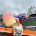 Valentina de Abreu Instagram - Si la vida te da un algodón de azúcar gigante 🍥🍬 tómate fotos 🥹💕 jajajaja Conocí Vulcano Park en Quito 😂 y me volví a sentir chiquita 🤩 han ido? #quito #ecuador #parquedediversiones #parque #sugar #algodondeazucar #valentinadeabrey #lachama
