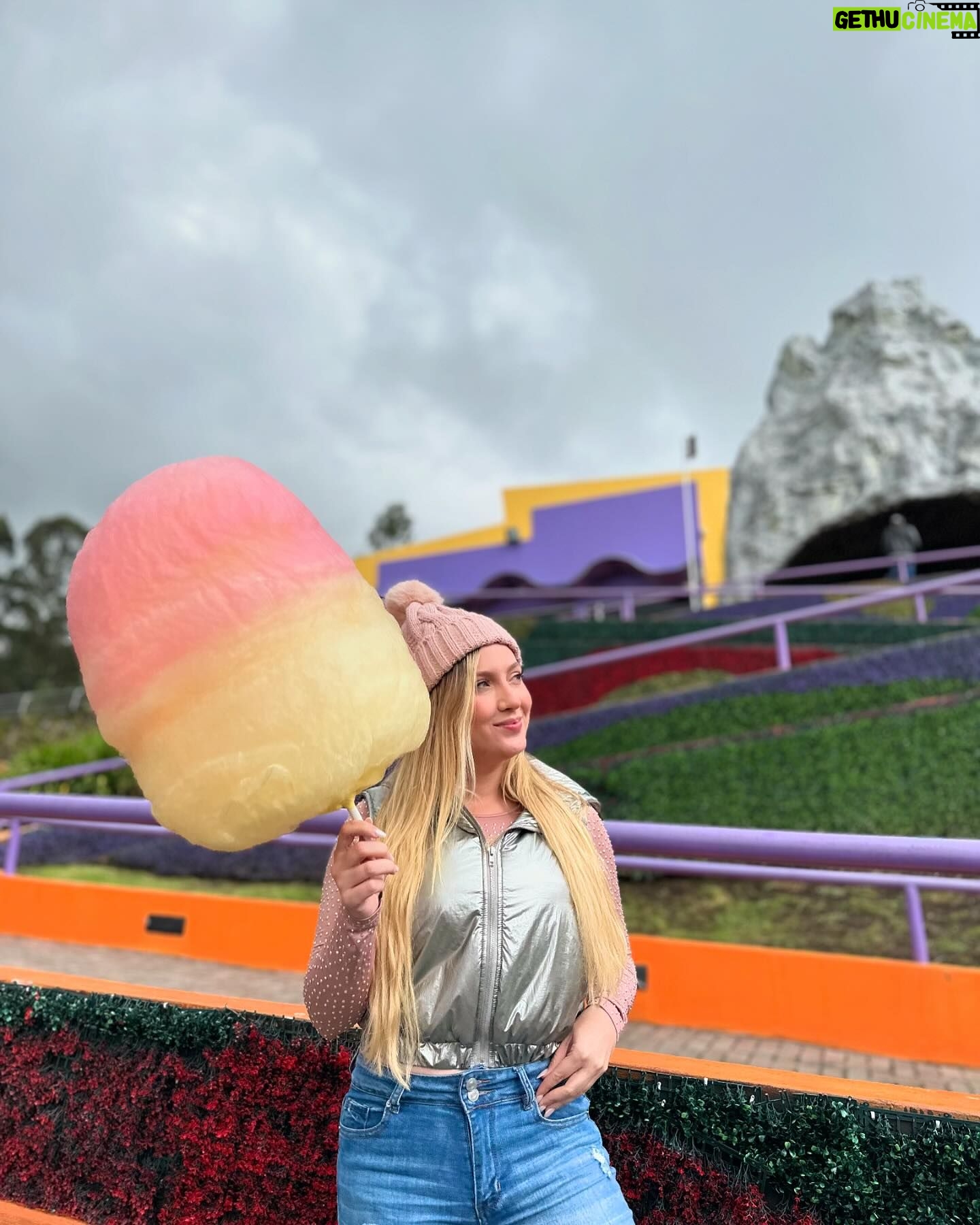 Valentina de Abreu Instagram - Si la vida te da un algodón de azúcar gigante 🍥🍬 tómate fotos 🥹💕 jajajaja Conocí Vulcano Park en Quito 😂 y me volví a sentir chiquita 🤩 han ido? #quito #ecuador #parquedediversiones #parque #sugar #algodondeazucar #valentinadeabrey #lachama