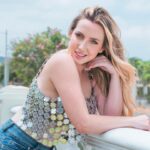 Valentina de Abreu Instagram - Saca esa luz que llevas dentro, eres parte del universo y puedes brillar más que una estrella 💫 🥹 Fotazas de @marcoduchely 📸 Top 🪩 @kjhandmade_ec amooo #brilla #universo #valentinadeabreu #lachama #topespejo