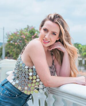Valentina de Abreu Instagram - Saca esa luz que llevas dentro, eres parte del universo y puedes brillar más que una estrella 💫 🥹 

Fotazas de @marcoduchely 📸 
Top 🪩 @kjhandmade_ec amooo 

#brilla #universo #valentinadeabreu #lachama #topespejo