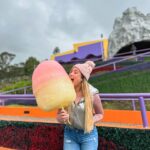 Valentina de Abreu Instagram - Si la vida te da un algodón de azúcar gigante 🍥🍬 tómate fotos 🥹💕 jajajaja Conocí Vulcano Park en Quito 😂 y me volví a sentir chiquita 🤩 han ido? #quito #ecuador #parquedediversiones #parque #sugar #algodondeazucar #valentinadeabrey #lachama