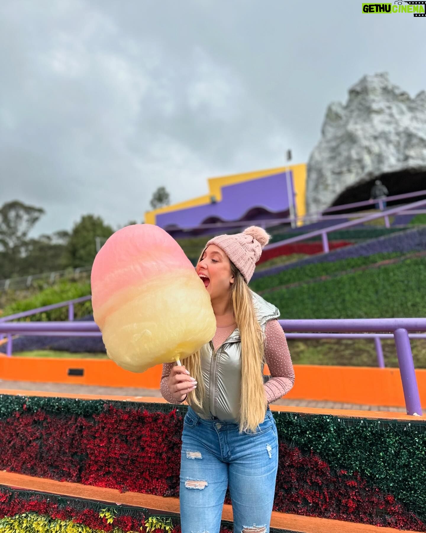 Valentina de Abreu Instagram - Si la vida te da un algodón de azúcar gigante 🍥🍬 tómate fotos 🥹💕 jajajaja Conocí Vulcano Park en Quito 😂 y me volví a sentir chiquita 🤩 han ido? #quito #ecuador #parquedediversiones #parque #sugar #algodondeazucar #valentinadeabrey #lachama