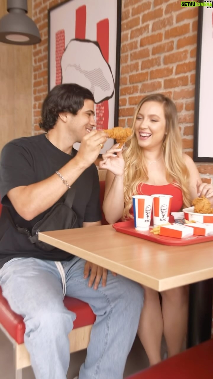 Valentina de Abreu Instagram - Mujer que resuelve aprovecha el martes loco 😏🍗💕 Mi date @adrianperazam 🍗 #kfc #martesloco #descuentos #parteycomparte #valentinadeabreu