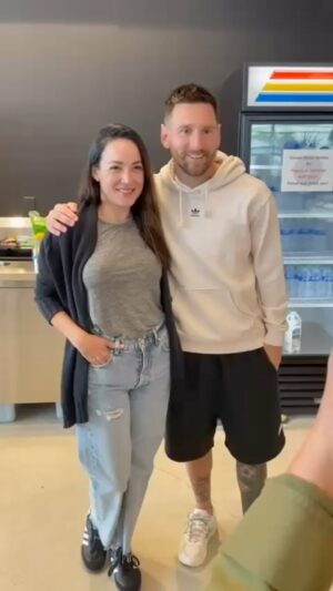 Valeria Gastaldi Instagram - Domingo de Gloria !!! Gracias @leomessi 
@marcetinayre ❤️🙌🏻 generando estos momentos inolvidables