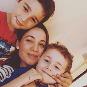 Valeria Gastaldi Instagram - Estos dos seres maravillosos me hacen ser madre ! Los Amo! Feliz dia para mi y para todas las madres ! Tenemos un trabajo y desafíos varios todos los dias ! Me encanta hacerlo! @facpereyra a vos tambien que sos todo esto .