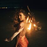 Valeria Emiliani Instagram - Donde la arena pegue con el 🌊, bésame ya no hables más 🎶 #AMORAMOR vayan a escucharla el link en mi biografía 🥹💛