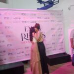 Valeria Emiliani Instagram – Hoy me despido Emma, gracias por recordarme lo esencial de ser una artista. Gracias a todos los que acompañaron esta mágica noche y este camino que hoy se acaba para mi, pero que sigue para grandes artistas talentoso que darán forma a esta historia. 

EMMA REYES segunda temporada a partir del 14 de Agosto por @senalcolombiatv 🫶🏽❤️👩🏽‍🎨

Maquillaje: @mapahurtado 
Corset: @soreil_lingerie
Fotos: @sandrob.art & @jorgemiliofotografo
Peinado: @sofiaamakeupartist