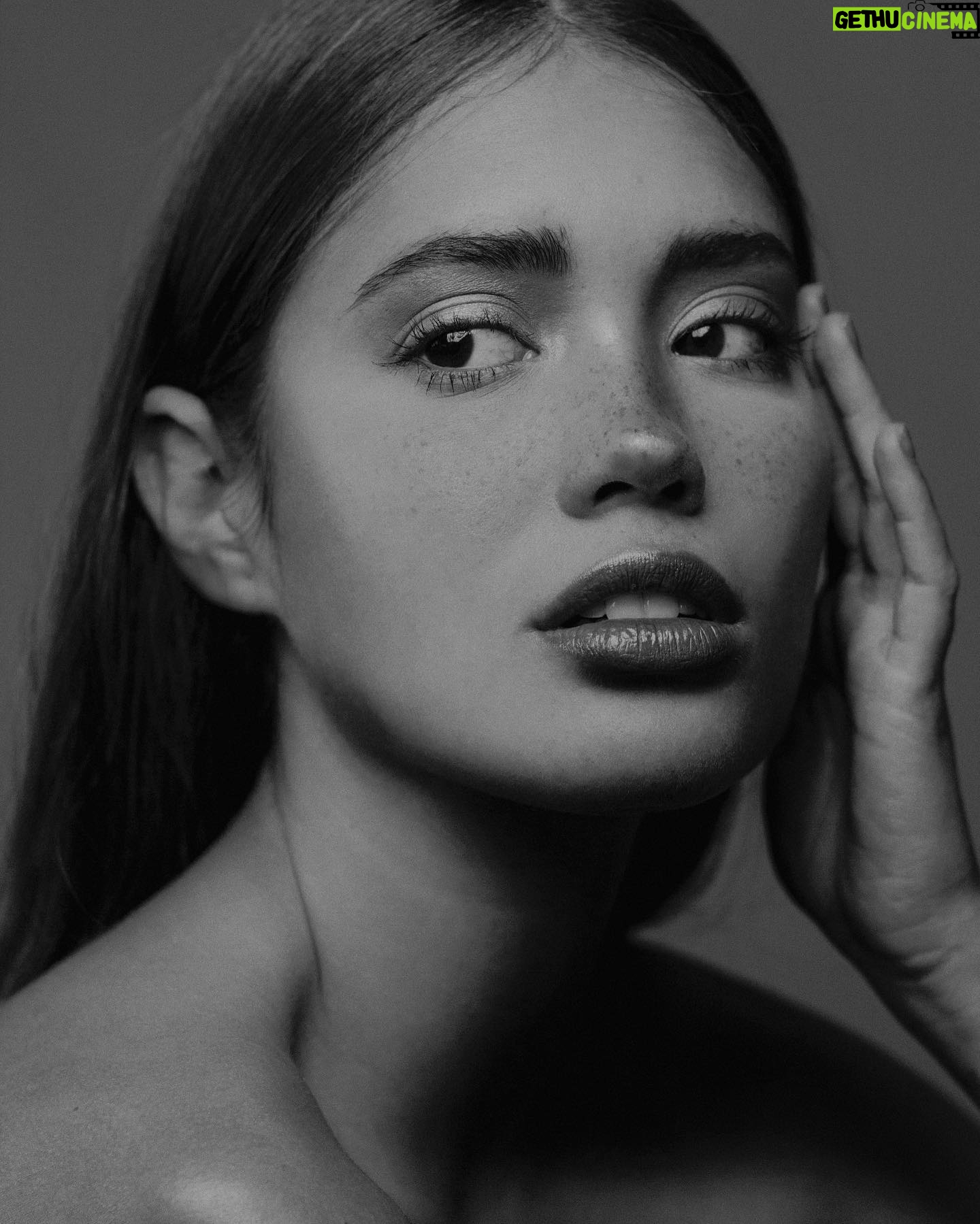 Valeria Emiliani Instagram - Nunca vuelve el que se fue, aunque regrese.