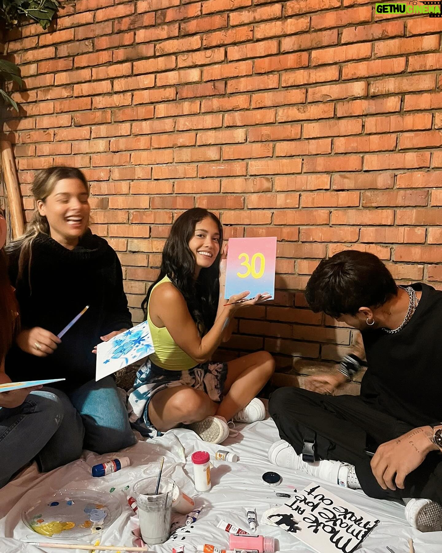 Valeria Emiliani Instagram - Como no estar agradecida con la vida, si estoy rodeada de tesoritos 💖 GRACIAS 🌼 LLEGAMOS AL TERCER PISOOO HPPPPPPPPP 🌈 #OrgullosamenteSeñora
