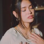 Valeria Emiliani Instagram – Xmas season ✨ perfección e inspiración junto a @tousjewelry ❤️‍🩹

📸: @zuanfilm