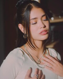Valeria Emiliani Instagram - Xmas season ✨ perfección e inspiración junto a @tousjewelry ❤️‍🩹 📸: @zuanfilm
