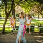 Valeria Ortega Instagram - No hay nada que me recargue más que mi familia. Soy adicta a mis hijos (y a Jon también). Desde mi primer embarazo siento que desarrollé un súper pode: el olfato. Aparte de saber exactamente qué está cocinando mi vecina y saber quién fuma en el edificio, lo único bueno que tiene este superpoder es que soy adicta a mis hijos. Literalmente necesito olerlos, necesito tenerlos cerca. Será algo animal? Algo de mamífero? Díganme que también les pasa 😅👉🏼👈🏼 Con Jon también, ah. Más aún cuando está lejos. Hoy los necesito a todos más que nunca 😻 📸 @danielagaldames