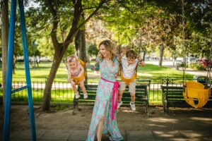 Valeria Ortega Instagram - No hay nada que me recargue más que mi familia. Soy adicta a mis hijos (y a Jon también). 
Desde mi primer embarazo siento que desarrollé un súper pode: el olfato. Aparte de saber exactamente qué está cocinando mi vecina y saber quién fuma en el edificio, lo único bueno que tiene este superpoder es que soy adicta  a mis hijos. Literalmente necesito olerlos, necesito tenerlos cerca. Será algo animal? Algo de mamífero? Díganme que también les pasa 😅👉🏼👈🏼
Con Jon también, ah. Más aún cuando está lejos. 
Hoy los necesito a todos más que nunca 😻
📸 @danielagaldames