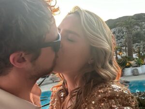 Valeria Ortega Instagram - ✨ golden ✨ algunas fotos de ayer! 💫 
Un fantástico día, lleno de ☀️ 🎶 🍹 🥵 ❤️ 🎉 💃🏼 🪩🤜🏼🤛🏼
👗 @casa.santander