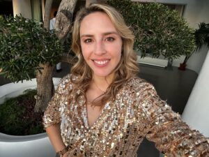 Valeria Ortega Instagram - ✨ golden ✨ algunas fotos de ayer! 💫 
Un fantástico día, lleno de ☀️ 🎶 🍹 🥵 ❤️ 🎉 💃🏼 🪩🤜🏼🤛🏼
👗 @casa.santander