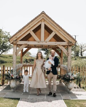 Valeria Ortega Instagram - A veces siento que no soy capaz de expresar cuánto te amo y cuánto amo la familia que formamos. Eres más que lo máximo! Happy first wedding  anniversary  @franklawn 
Bodas de papel 📄 😍✨👨‍👩‍👧‍👦