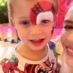 Valeria Ortega Instagram – Full verano en @mallportal 🤩 Portal La Dehesa 🤩

Iba de shopping 🛍️ y me tropecé con una infinidad de actividades para toda la familia!!! Talleres de manualidades, pinta caritas, juegos inflables (hay para niños y otros que son enormes! Me tiré varias veces 🫣), obviamente el mejor shopping y clases de gimnasia los fines de semana! 
No sé quién estaba más feliz, Ollie o yo 😂🤩