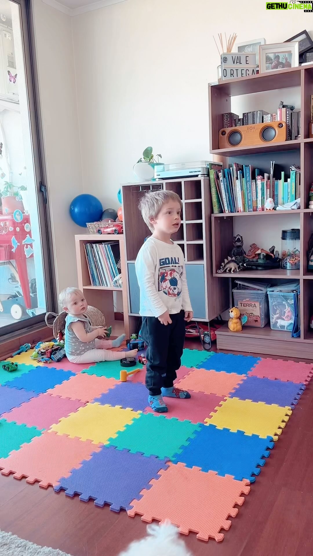 Valeria Ortega Instagram - Mis hijos son FANÁTICOS de los dinosaurios 🦕 🦖 y adivinen cual es el dinosaurio favorito de Ollie? El tiranosaurio Rex, obvio! Me encamaré de este juguete, porque es interactivo, seguro, entretenido y ya vieron que Ollie y Sienna están en llamas 🔥 ¿Que les pareció? Mi sobrino lo vio en una foto y no podía creerlo!!! Yo lo encuentro genial (hasta Kitito 🐩 juega con él 😂)