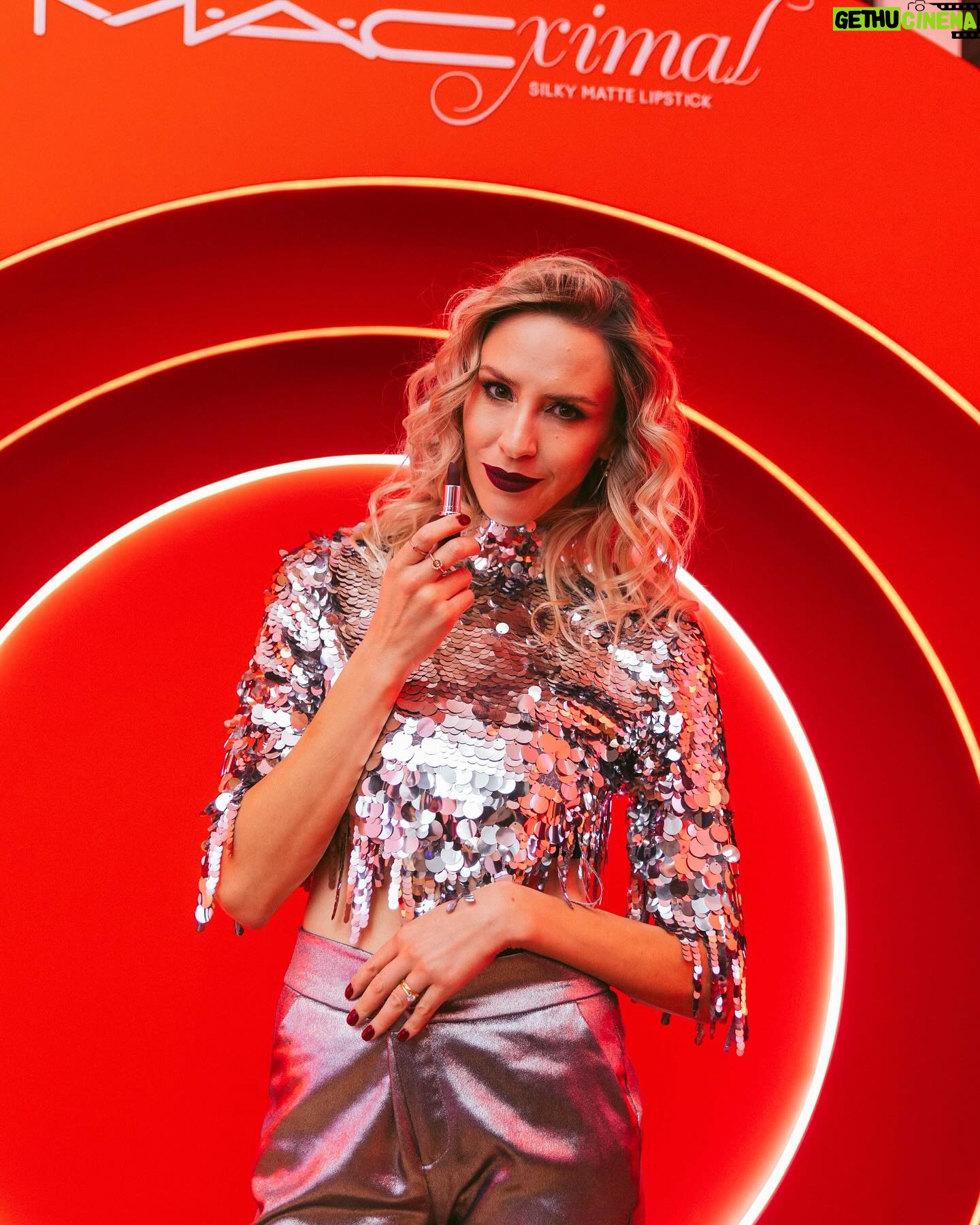 Valeria Ortega Instagram - 馃敟 Mac 馃敟 馃拕 #macximal @maccosmeticschile #iwearmac Nuevos labiales Nuevo dise帽o Nueva f贸rmula 馃馃徎