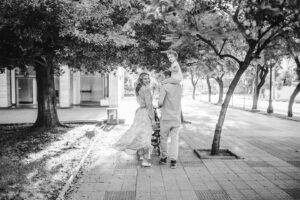Valeria Ortega Instagram - No hay nada que me recargue más que mi familia. Soy adicta a mis hijos (y a Jon también). 
Desde mi primer embarazo siento que desarrollé un súper pode: el olfato. Aparte de saber exactamente qué está cocinando mi vecina y saber quién fuma en el edificio, lo único bueno que tiene este superpoder es que soy adicta  a mis hijos. Literalmente necesito olerlos, necesito tenerlos cerca. Será algo animal? Algo de mamífero? Díganme que también les pasa 😅👉🏼👈🏼
Con Jon también, ah. Más aún cuando está lejos. 
Hoy los necesito a todos más que nunca 😻
📸 @danielagaldames
