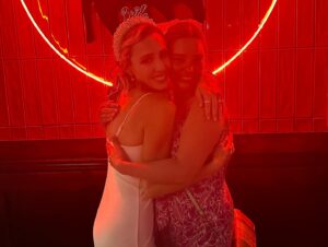 Valeria Ortega Instagram - #teambride 👰🏼‍♀️ 
Despedida de soltera 🥳🥳
Estuvo increíble 
Ahora muero lentamente 🥳😅

Son lo más @mrs_cata.sch.o @cata.gv @amparohernandezc @pau__mp @gloriarojascl @periodistar @aleherreradimter @melissasemonick @iasenjo @jesularraing @dimtercarolina