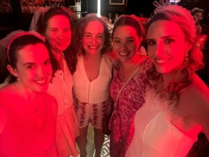Valeria Ortega Instagram - #teambride 👰🏼‍♀️ 
Despedida de soltera 🥳🥳
Estuvo increíble 
Ahora muero lentamente 🥳😅

Son lo más @mrs_cata.sch.o @cata.gv @amparohernandezc @pau__mp @gloriarojascl @periodistar @aleherreradimter @melissasemonick @iasenjo @jesularraing @dimtercarolina