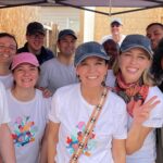 Valeria Ortega Instagram - Hoy fuimos junto a la máxima @daniaguilera a visitar, ayudar y contarles sobre la gran labor que está haciendo @softys.la junto a @techochile Están instalando soluciones sanitarias en el campamento Jerusalén en Lampa ayudando a muchas familias a tener un espacio de higiene en el hogar, impactando de manera positiva en su salud, estilo de vida y medio ambiente. Es impresionante ver el cambio que genera en familias completas, sobre todo en niños, mujeres, mujeres embarazadas y adultos mayores. Es una tremenda inversión de parte de @softys.la en Latinoamérica, están en 8 países haciendo grandes cambios en las comunidades. También tuvieron actividades educativas: taller educación menstrual y taller de prevención del cáncer, estuve con grandes mujeres que nos contaban sus historias de vida 🫶🏻 Me tocó ser testigo del trabajo de muchos voluntarios que estaban cargados de energía y pasión, de ese que contagia y dan ganas de entregar más. Fue una jornada maravillosa. Sentí ese amor y agradecimiento infinito de parte de Kelly, Jenny, Fabiola, Aida y tantos más. Esto llena el alma! Gracias por dejarme ser parte de esto @techochile @softys.la #softyscontigo