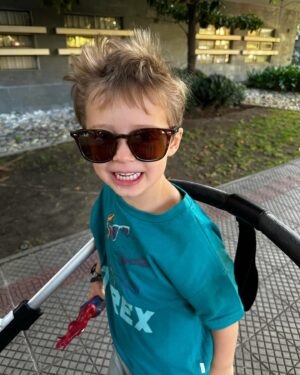 Valeria Ortega Instagram - Vengo a mostrarles a mis pollos hermosos. Juegan, se ríen, pelean, se pegan, se aman.
Es difícil a veces, pero me hacen tan feliz. 
Soy muy afortunada ✨🥰