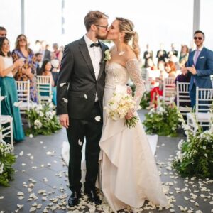 Valeria Ortega Instagram - Un día soñado 👰🏼‍♀️ 🤵🏼‍♂️ 
No puedo explicarles la emoción que sigo sintiendo. Estamos tan tan felices!! Todo gracias a la increíble energía que se generó en nuestro matrimonio. Fue épico! 
Ya les mostraré más fotos
La fotógrafa no podia ser otra que @danielagaldames 📸
Nuestro spot estaba increíble @vistastgo 
Todo salió perfecto gracias al equipo @soledadprovens y @coniprovens que más encima parió esa misma tarde! 
Este maravilloso vestido de @casa.santander tan perfecto! 
🤩 y mi favorito @franklawn tan tan elegante ❤️‍🔥