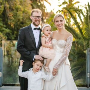 Valeria Ortega Instagram - Un día soñado 👰🏼‍♀️ 🤵🏼‍♂️ 
No puedo explicarles la emoción que sigo sintiendo. Estamos tan tan felices!! Todo gracias a la increíble energía que se generó en nuestro matrimonio. Fue épico! 
Ya les mostraré más fotos
La fotógrafa no podia ser otra que @danielagaldames 📸
Nuestro spot estaba increíble @vistastgo 
Todo salió perfecto gracias al equipo @soledadprovens y @coniprovens que más encima parió esa misma tarde! 
Este maravilloso vestido de @casa.santander tan perfecto! 
🤩 y mi favorito @franklawn tan tan elegante ❤️‍🔥