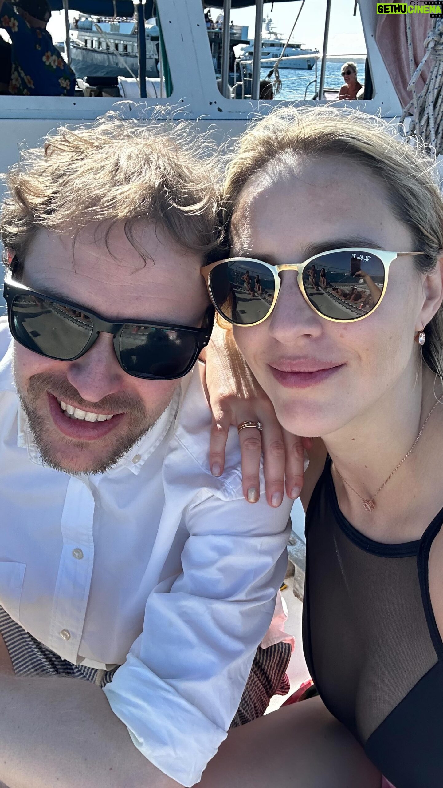 Valeria Ortega Instagram - #recap2023 🫶🏻 que este 2024 sea ATÓMICO Y VENGA LLENO DE ABUNDANCIA, amor, buena salud, buenos cambios y alegría para todos!