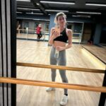 Valeria Ros Instagram - Recap de un fin de semana completito. Termino temporada del espectáculo de Fuckin diva en Madrid (viernes que viene @larambleta_ de Valencia, clases de natación de mi bebé, paseitos con Pepe, gym, ropa nueva y un poco de party con amigos en Mini open 🎾. Gracias por venir al show del viernes. Me lo pasé increíble ❤️