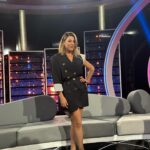 Valeria Ros Instagram - Menudos lookazos me están cediendo para @tucaramesuena ❤️❤️❤️ Vestido de @marialafuentefashion y sandalias de @stevemaddenesp. Pendientes @almadiversajoyeria y @plashioncomunicacion. Bonus track ➡️ mi hija después de escucharme una semana cantar sin parar Chachi Piruli. 🥰🥰🥰🥰 Gracias @diegomceaoficial por ser tan genio 💫💫💫