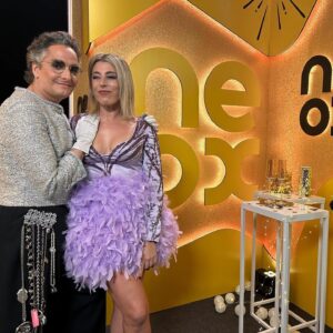 Valeria Ros Instagram - ¡Feliz año Neox 2024! Qué experiencia. 🥂🥂🥂🍾🍾Me reí muchísimo y ver a tanta gente en la Puerta del Sol saludándonos a @josietv y a mi fue brutal. Con @josietv todo es brutal! Gracias por el vestidazo que se curro con todo el cariño @tamara_press y que me hizo ponerme con @raulruda a diseñar. Esas plumitas eran puro empoderamiento. Y @juanacunas me dejó como una diosa maquillada. ¡Equipazo y diversión! Así quiero empezar todos los años. Feliz año babiesssss ❤️❤️❤️ Qué entréis bien en el año, que lo que bien empieza, bien acaba. 😎😎😎