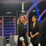 Valeria Ros Instagram - Menudos lookazos me están cediendo para @tucaramesuena ❤️❤️❤️ Vestido de @marialafuentefashion y sandalias de @stevemaddenesp. Pendientes @almadiversajoyeria y @plashioncomunicacion. Bonus track ➡️ mi hija después de escucharme una semana cantar sin parar Chachi Piruli. 🥰🥰🥰🥰 Gracias @diegomceaoficial por ser tan genio 💫💫💫