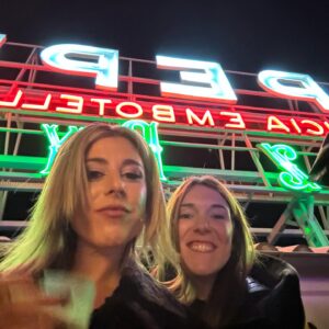Valeria Ros Instagram - ¡Feliz año Neox 2024! Qué experiencia. 🥂🥂🥂🍾🍾Me reí muchísimo y ver a tanta gente en la Puerta del Sol saludándonos a @josietv y a mi fue brutal. Con @josietv todo es brutal! Gracias por el vestidazo que se curro con todo el cariño @tamara_press y que me hizo ponerme con @raulruda a diseñar. Esas plumitas eran puro empoderamiento. Y @juanacunas me dejó como una diosa maquillada. ¡Equipazo y diversión! Así quiero empezar todos los años. Feliz año babiesssss ❤️❤️❤️ Qué entréis bien en el año, que lo que bien empieza, bien acaba. 😎😎😎
