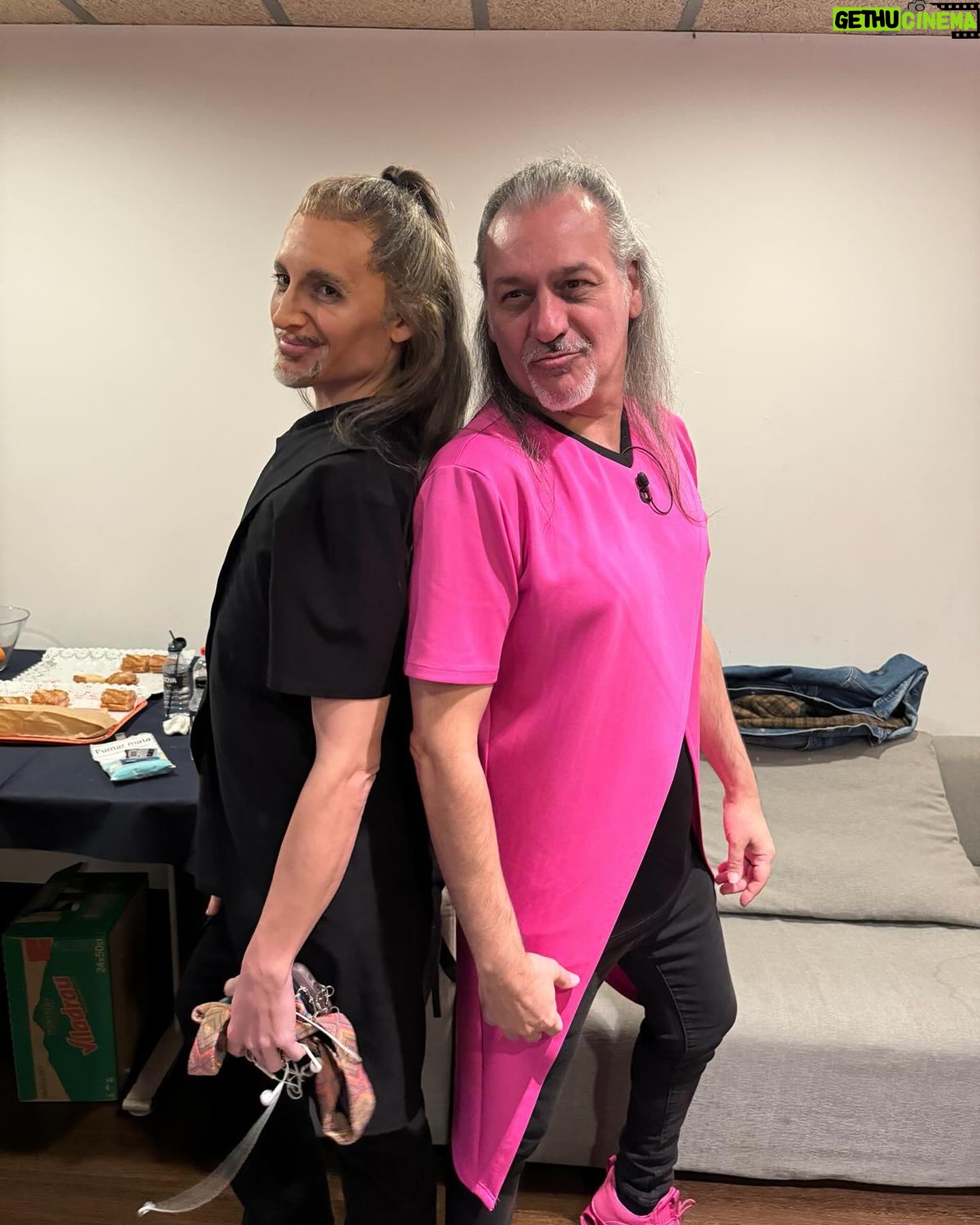 Valeria Ros Instagram - Menudo equipazo y menuda edici贸n de @tucaramesuena que me estoy pegando. Amigos, risas y retos constantes. Gracias por vernos y darnos tanto cari帽o!!! Atentamente, LA RUINA DEL POP 馃挾馃挾馃挾