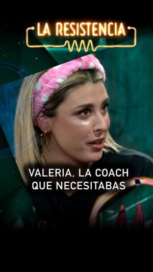 Valeria Ros Instagram - Seguro que os salen estos vídeos de coachs que te cuentan y explican cómo está la movida mientras se hacen la skin routine. Por uno más que te salga, no va a pasar nada. 

@_valros