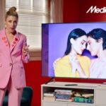 Valeria Ros Instagram - Este San Valentín, el electroamor está en el aire 🥰 Valeria os cuenta todo el potencial romántico que tienen los productos de MediaMarkt en Tecnolovers ❤️‍🔥 ¿Quién quiere flores cuando puedes tener un airfryer súper romántico para un amor 0 toxico? 🙌🏻